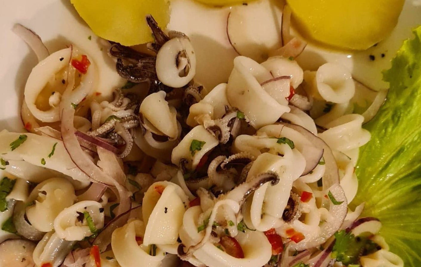 Ceviche de mini lulas é opção no Dom Ralf, um dos restaurantes de frutos do mar em Goiânia 