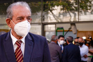 Iris segue em tratamento com antibióticos para reverter forte infecção pulmonar, diz filha