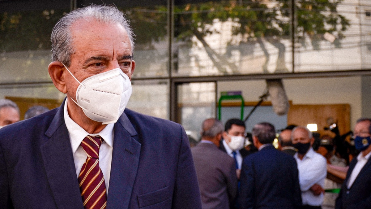 Iris segue em tratamento com antibióticos para reverter forte infecção pulmonar, diz filha