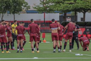 Jogadores do Atlético-GO reunidos