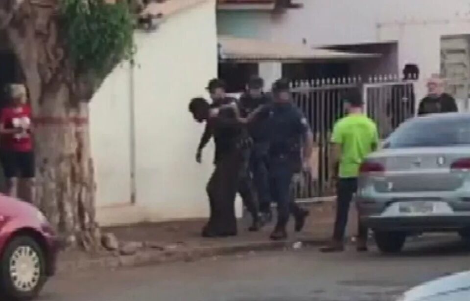 Um homem foi preso suspeito de matar um cão a facadas e queimar o corpo do animal. O caso ocorreu em Paranaiguara, interior de Goiás. (Foto: reprodução/TV Anhanguera)