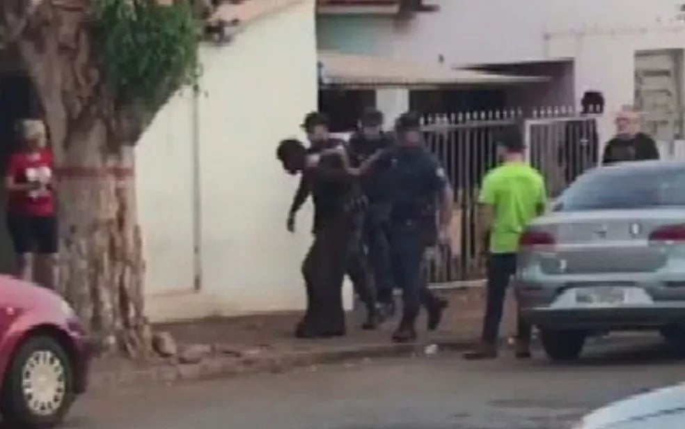 Um homem foi preso suspeito de matar um cão a facadas e queimar o corpo do animal. O caso ocorreu em Paranaiguara, interior de Goiás. (Foto: reprodução/TV Anhanguera)