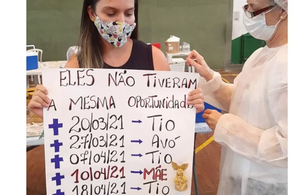 Durante vacinação, adolescente homenageia mãe e 5 parentes mortos por covid