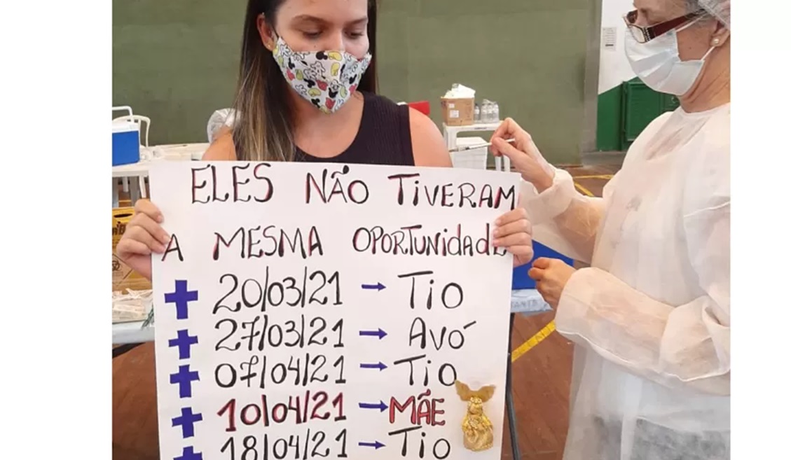 Durante vacinação, adolescente homenageia mãe e 5 parentes mortos por covid
