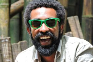 Afrika Billy ministra oficina de arte e musicalização com materiais reaproveitados