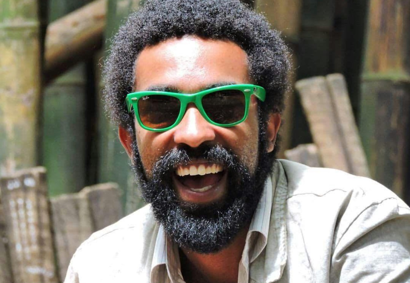 Afrika Billy ministra oficina de arte e musicalização com materiais reaproveitados