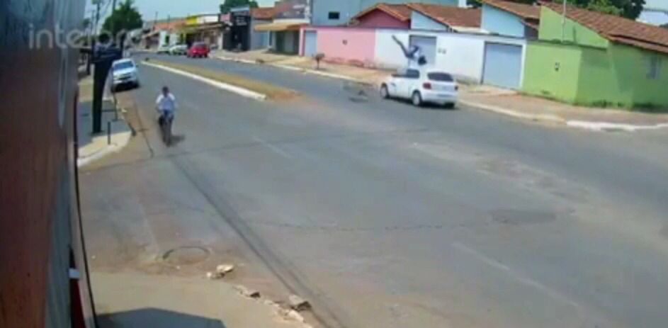 Ciclista é arremessado e gira no ar depois de ser atingido por carro em Itaberaí - Vídeo
