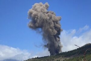 O vulcão na ilha de La Palma, nas Ilhas Canárias, entrou em erupção hoje, às 11h12 no horário de Brasília (15h12, no horário local). (Foto: reprodução/Met Sul Metereologia)