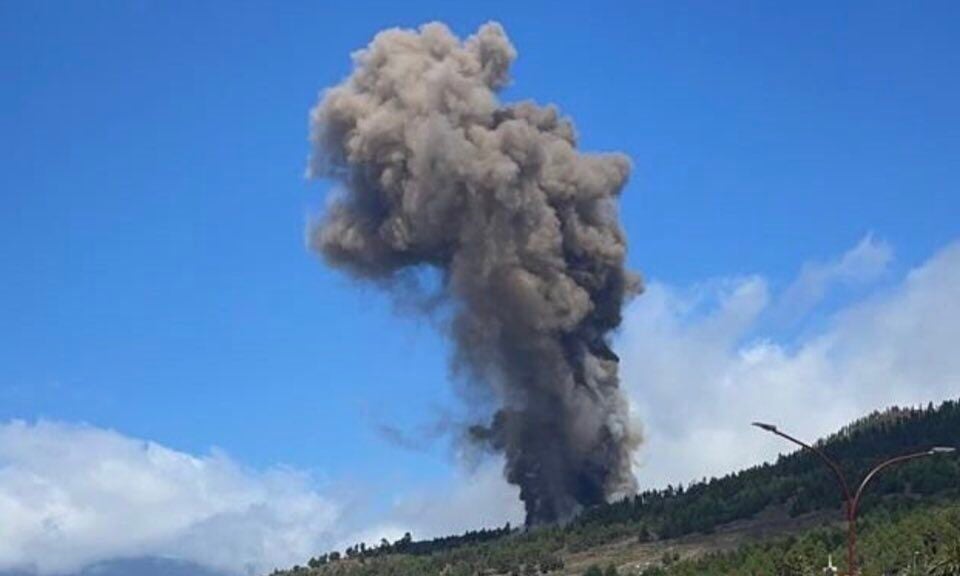 O vulcão na ilha de La Palma, nas Ilhas Canárias, entrou em erupção hoje, às 11h12 no horário de Brasília (15h12, no horário local). (Foto: reprodução/Met Sul Metereologia)