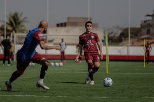Matheus Barbosa durante treino no Atlético-GO