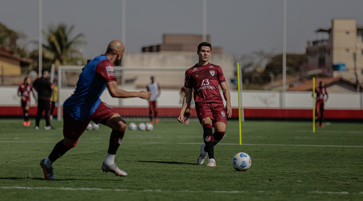 Matheus Barbosa durante treino no Atlético-GO