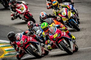 Pilotos em prova da Superbike Brasil