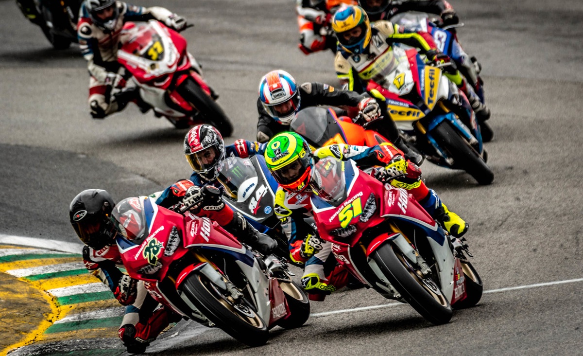 Pilotos em prova da Superbike Brasil