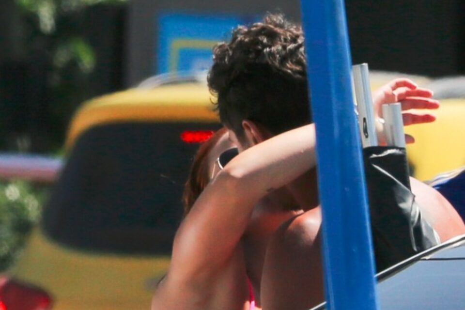 Veja fotos de Larissa Manoela e André Luiz Frambach em clima de romance