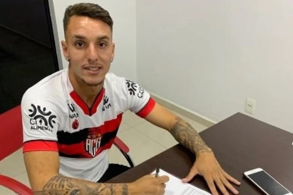 João Lucas assina contrato com o Atlético-GO