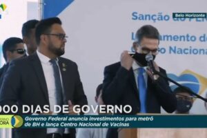 Zema ganha afago de Bolsonaro e retira máscara a pedido de simpatizantes do presidente (Foto: Reprodução)