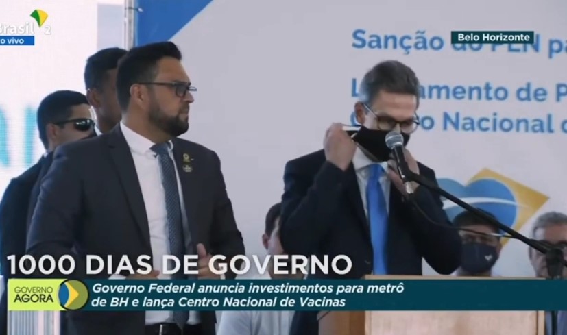 Zema ganha afago de Bolsonaro e retira máscara a pedido de simpatizantes do presidente (Foto: Reprodução)