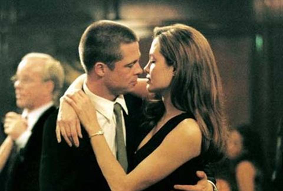 Ator pede indenização por 'danos infligidos'. Brad Pitt processa Angelina Jolie e acusa ex de vender imóvel para russos Brad Pitt entra na Justiça contra Angelina Jolie