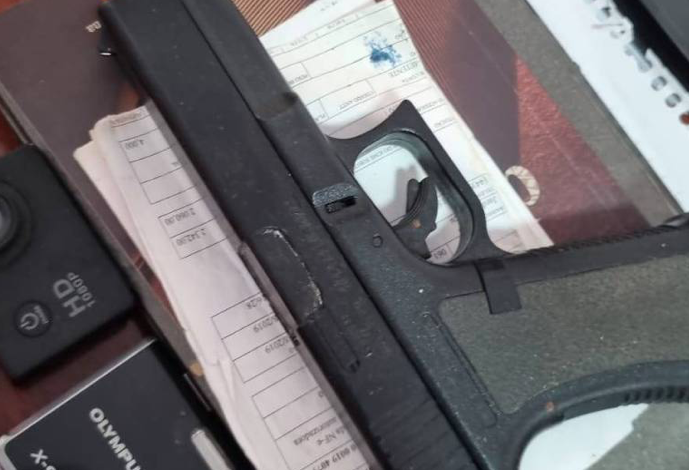 Com o suspeito, foram apreendidos vários simulacros de armas de fogo e uma espingarda - Divulgação / PF