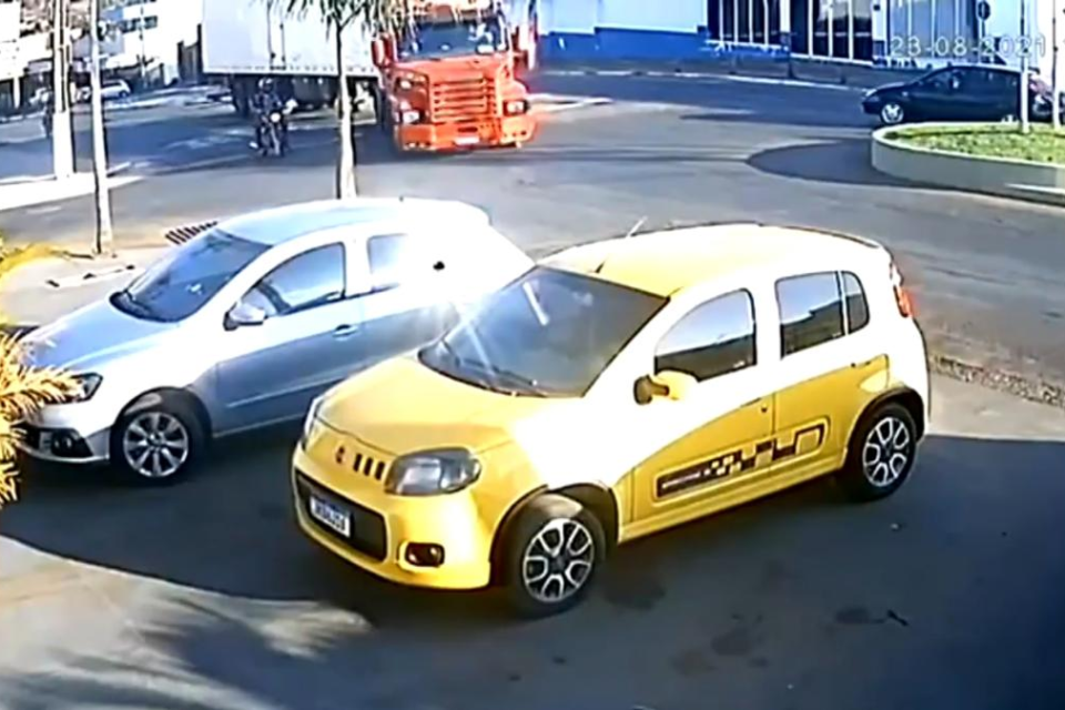 Motociclista é atropelado por caminhão em Rialma (Foto: Reprodução)