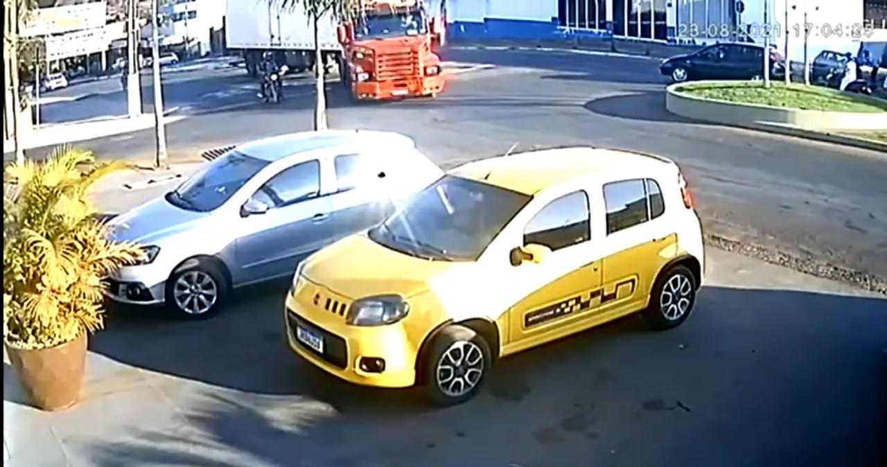 Motociclista é atropelado por caminhão em Rialma (Foto: Reprodução)