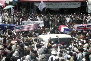 Talibãs saem com caixão