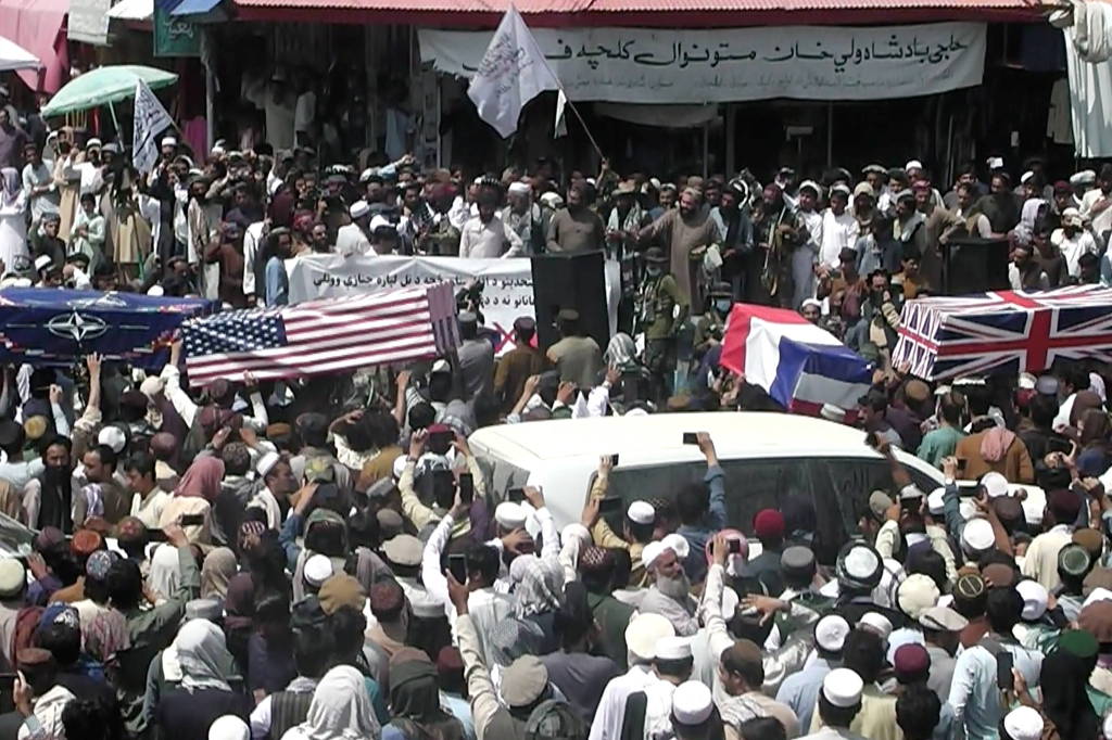 Talibãs saem com caixão