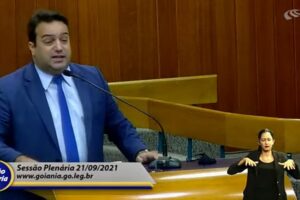 Vereador Leandro Sena usa a tribuna da Câmara Municipal de Goiânia