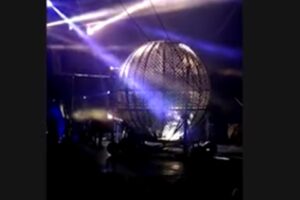 Um motoqueiro sofreu uma queda enquanto se apresentava no globo da morte com outros três colegas no circo Kroner, em Cuiabá, na noite de sábado (11). - Motoqueiro cai em manobra no 'globo da morte' e sofre ferimentos: vídeo