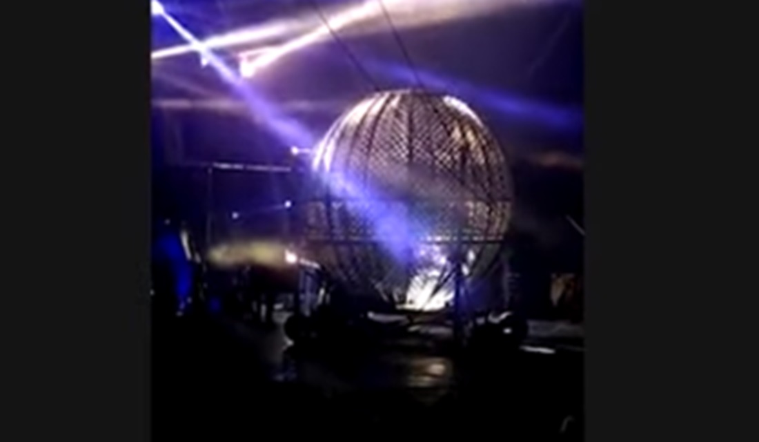 Um motoqueiro sofreu uma queda enquanto se apresentava no globo da morte com outros três colegas no circo Kroner, em Cuiabá, na noite de sábado (11). - Motoqueiro cai em manobra no 'globo da morte' e sofre ferimentos: vídeo