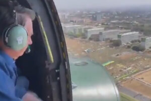 Bolsonaro sobrevoa Esplanada dos Ministérios