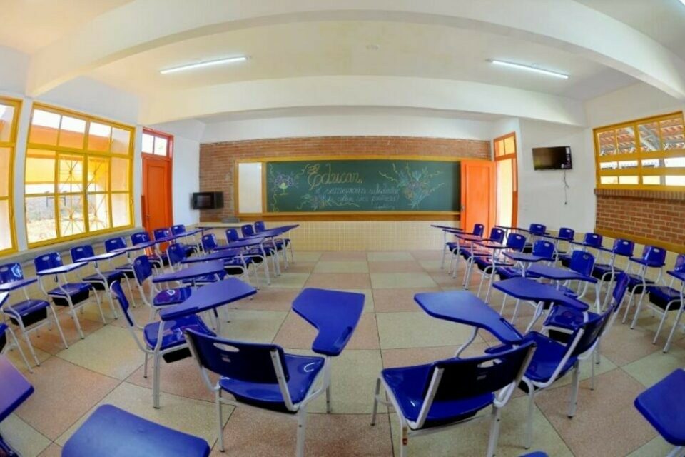 Abandono do ensino médio na rede pública atinge 5% e mais que dobra em 2021, revela Inep