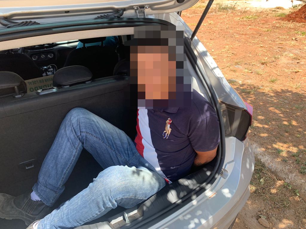 Homem preso em viatura - Suspeito de matar conhecido com 13 facadas após briga de bar em Anápolis foi preso em Pirenópolis. Homem estava na casa de parentes