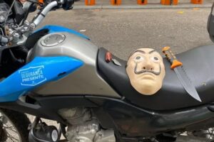 Homem é preso com faca, soco inglês e máscara de Dalí em ato em Copacabana - Um homem foi preso em Copacabana na manhã desta terça-feira (8), durante protesto a favor do presidente da República, Jair Bolsonaro (sem partido), portando uma faca e um soco inglês.