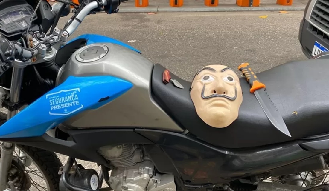 Homem é preso com faca, soco inglês e máscara de Dalí em ato em Copacabana - Um homem foi preso em Copacabana na manhã desta terça-feira (8), durante protesto a favor do presidente da República, Jair Bolsonaro (sem partido), portando uma faca e um soco inglês.