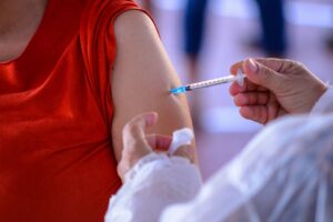 Goiânia vai começar a vacinar adolescentes com 12 anos ou mais contra Covid, a partir de sexta-feira (1º). (Foto: Jucimar de Sousa/Mais Goiás)