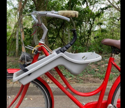 Veja fotos! Foram encontradas seringas usadas na calçada da residência. Festa de Ludmilla termina em briga e bicicleta de vizinho quebrada