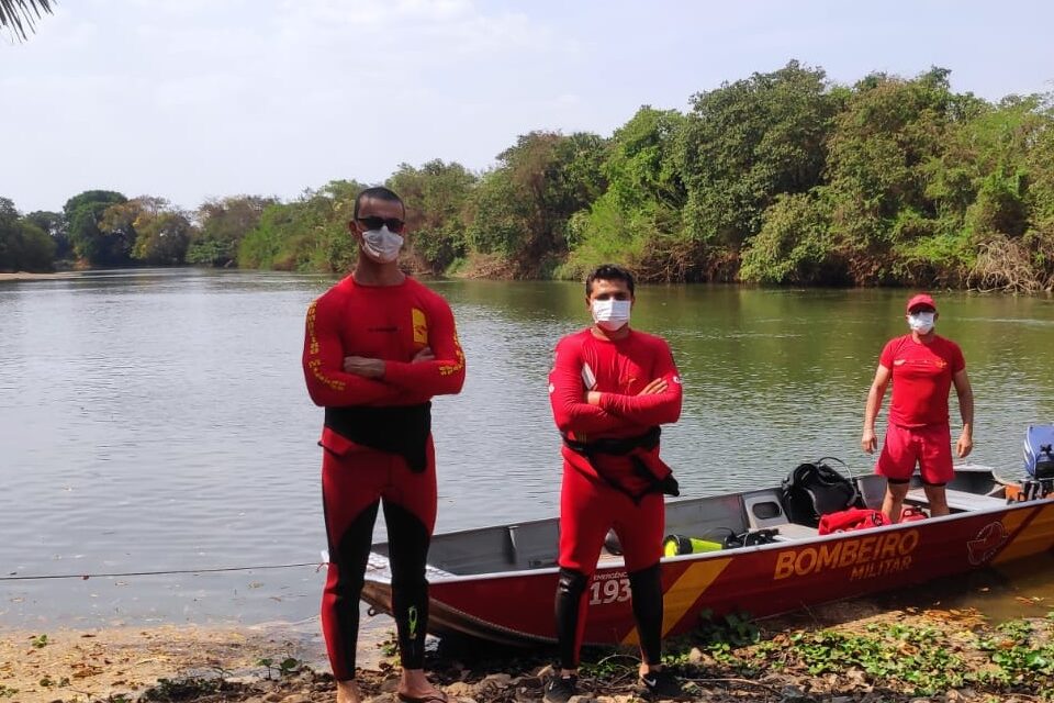 Corpo de Bombeiros Militar (CBM) encontrou o corpo de um menino de dois anos que se afogou no Rio dos Bois, em Pontalina, na região central do Estado. A criança havia sumido no domingo (12) e foi encontrada já sem vida nesta segunda-feira (13), cerca de dois km abaixo do local onde desapareceu. - Corpo de criança que desapareceu no rio de Pontalina é encontrado