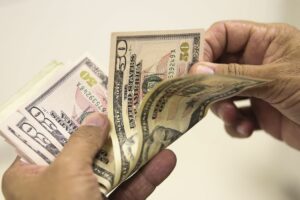 Dólar sobe mais uma vez devido a apreensão do mercado com China e com a inflação no Brasil