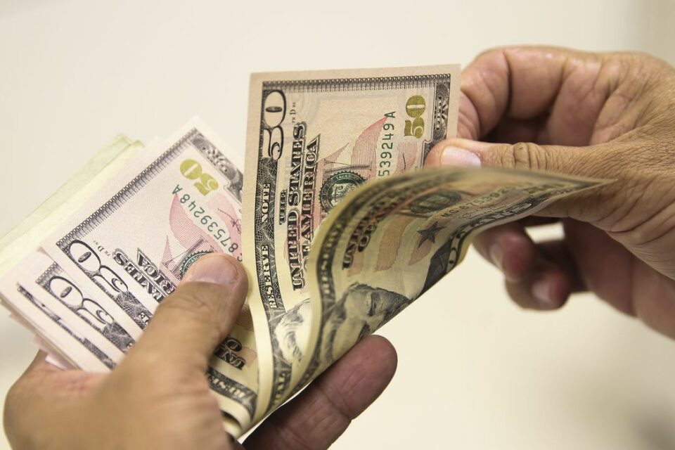 Dólar sobe mais uma vez devido a apreensão do mercado com China e com a inflação no Brasil
