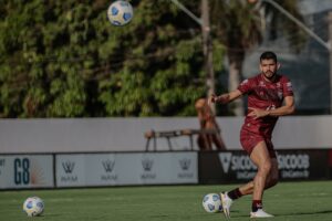 Zé Roberto bate na bola em treino do Atlético