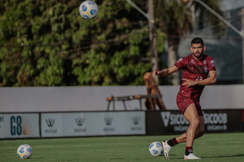 Zé Roberto bate na bola em treino do Atlético