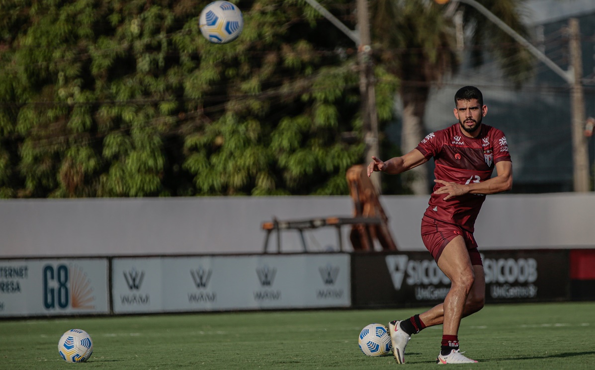 Zé Roberto bate na bola em treino do Atlético