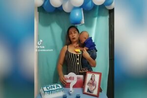 Mãe e filho no chá de revelação de DNA em Palestina de Goiás