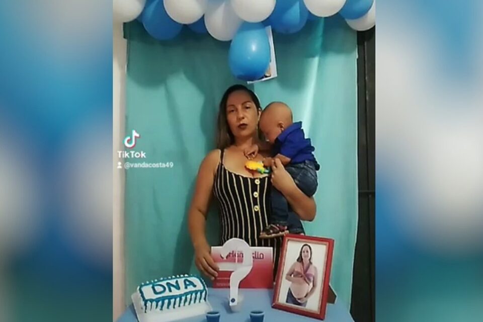 Mãe e filho no chá de revelação de DNA em Palestina de Goiás