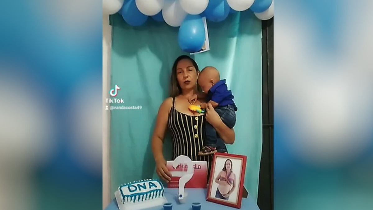 Mãe e filho no chá de revelação de DNA em Palestina de Goiás