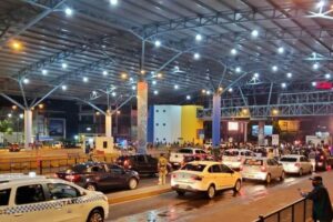 Brasileiros cruzam a fronteira na Ponte da Amizade - Preço da gasolina no Paraguai é, em média, de R$ 4,50. No Paraná, o combustível custa cerca de R$ 6. Veja as diferenças para encher o tanque