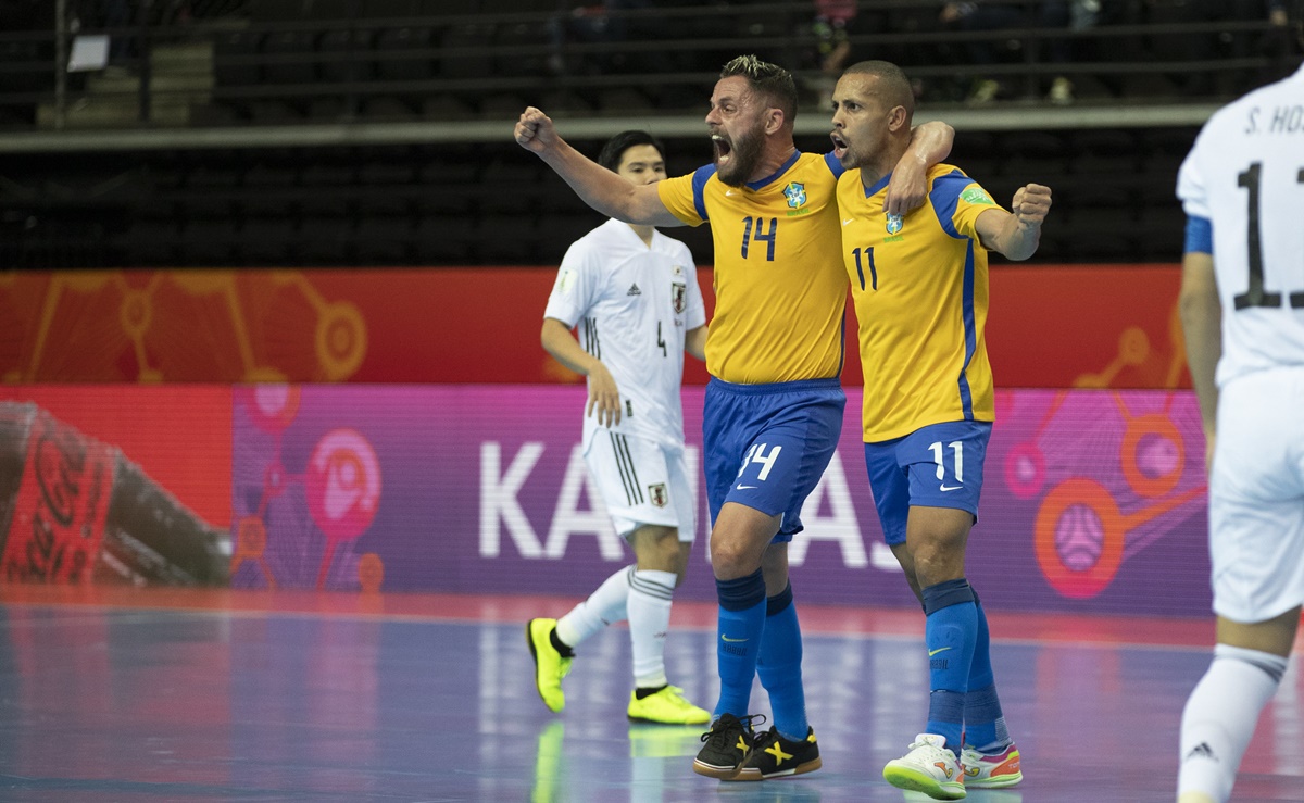 Ferrão e Rodrigo comemoram gol do Brasil na Copa do Mundo de Futsal