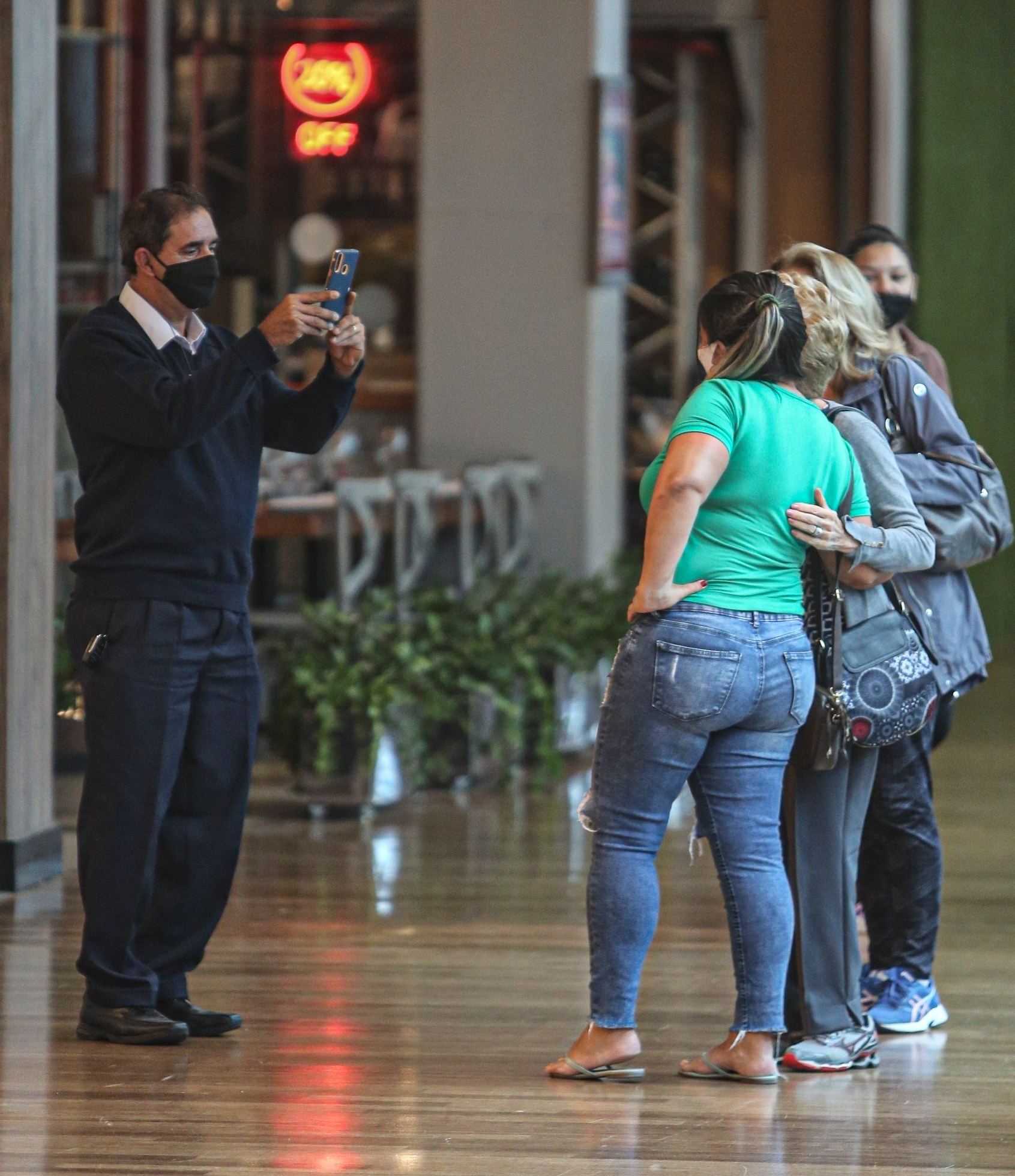 Atriz posou para fotos com fãs e fez o gesto de coração. Glória Menezes faz primeira aparição após morte de Tarcísio Meira