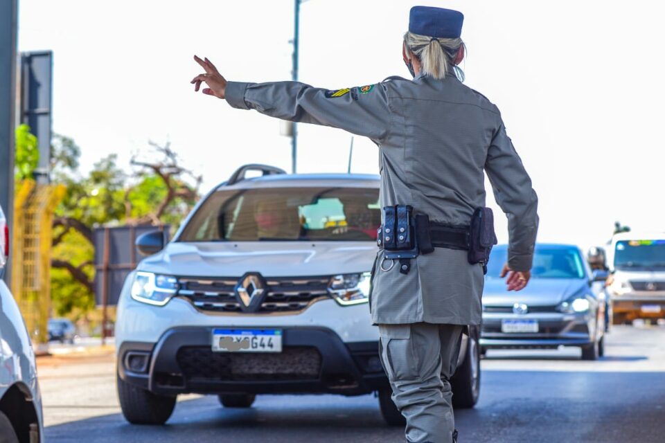 Policial fiscalizando na GO-070